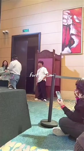 Fort Peat Fan Sign Event in Shanghai