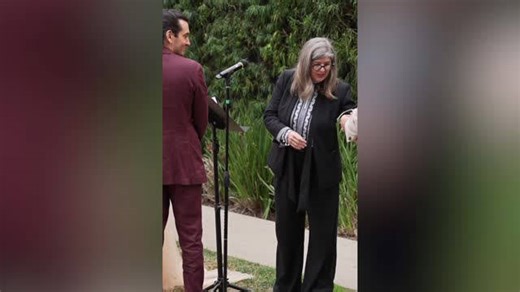 Bride surprises groom with altar puzzle at wedding | Happily TV