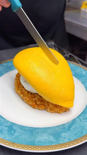ハンバーグとカマンベールチーズを丸ごと乗せた半熟とろとろオムライス🥚