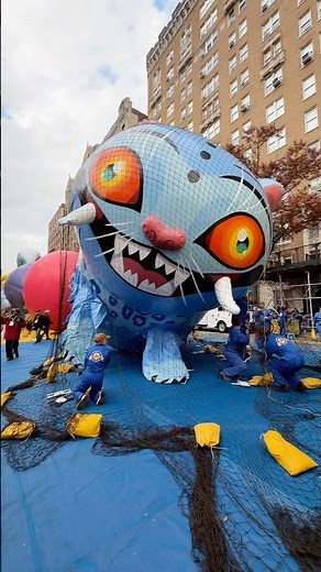 Kids cheering for Derpy Tiger from K-Pop Demon Hunters at Macy’s balloon prep 🐯❤️
