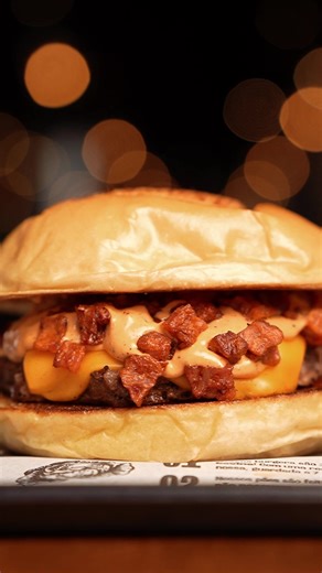 Hoje o dia tá perfeito pra um Punch Labs, sim ou claro? 😋🍔 Vem de Pepper Cheddar que não tem erro! Burger de 100g no smash, queijo cheddar derretido, pepperoni artesanal e com um toque picante da maionese de chipotle, tudo no pão brioche selado na manteiga.😮‍💨 Você também pode pedir uma Batata Fininha Pepper Cheddar com uma Maionese Chipotle à parte e turbinar qualquer burger com essa gostosura! 🍟👊 #fypシ゚ #smashburger #ribeiraopreto #burger #uberlandia