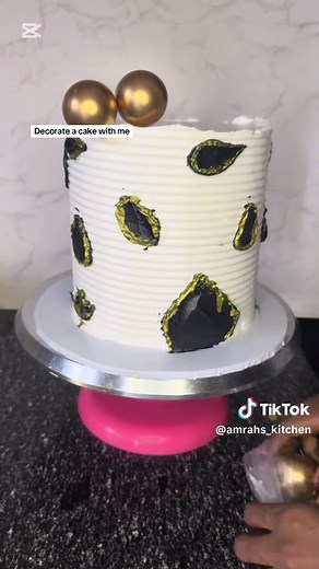 How to Decorate a Graduation Cake Step by Step