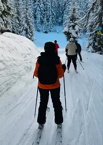 ❄️ ⛷ Here’s 5 reasons why skiing is SO good for your health: 1. Great mix of endurance and resistance workout. 2. Improves your balance, coordination and core strength 3. Strengthens your bones, joints and muscles. 4. Burns calories 5. And my favourite reason - Boosts your mood, happiness & wellbeing. To me, skiing feels like a mindful moving meditation.. the sounds of snow under my skis, the air on my face, the white pristine environment, no screens, fully focussed yet relaxed… it’s just an unb