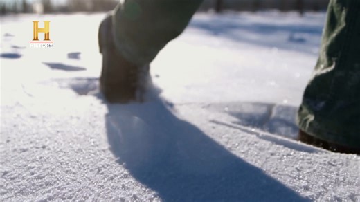 E se o Yeti nunca tenha existido? O lendário alpinista Reinhold Messner sugere que muitos avistamentos podem ser explicados pela pareidolia e pelo chamado “Espectro de Brocken” — quando sombras na neblina ganham formas assustadoras. Some a isso o mal de altitude e a falta de oxigênio… e o cérebro pode criar imagens vívidas moldadas pelo medo. Estamos vendo uma criatura… ou projetando nossos próprios temores? #GrandesMistériosDaHistória | HISTORY