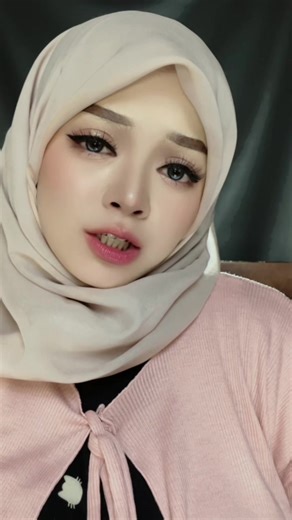 Gadis Gigit Bibir dan Lipstik di Gigi