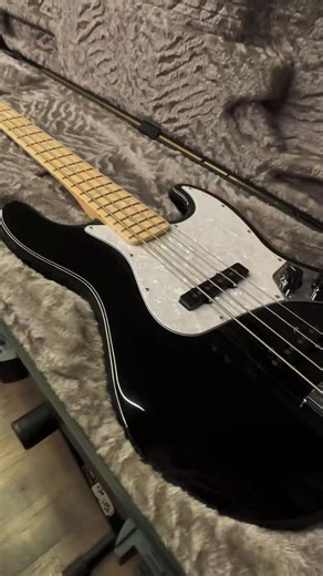 Fender Jazz Bass Geddy Lee Signature - versão USA! Esse modelo segue as especificações e características do contrabaixo utilizado pelo lendário baixista do Rush! #fender #fenderbass #rush #geddylee #jazzbass | Made in Brazil Music Megastore