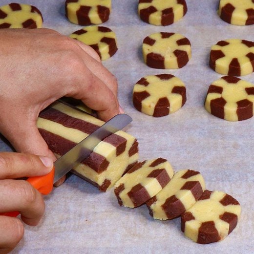 340K views · 6.3K reactions | Ces petits biscuits SABLÉS VANILLE et CACAO sont trop rigolos, en plus d’être bons! Une recette facile à réaliser en famille, avec les enfants et avec assez peu d’ingrédients ! | Recette express et inratable | Facebook