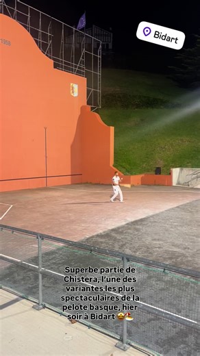 Superbe partie de Chistera, l’une des variantes les plus spectaculaires de la pelote basque, hier soir à Bidart 🤩🏖️ Ce sport, véritable emblème du Pays Basque, puise ses origines dans de très anciens jeux de balle pratiqués en Europe. La pelote basque s’est structurée au XIXe siècle et compte aujourd’hui de nombreuses disciplines, dont la chistera, jouée avec ce grand gant courbé qui propulse la balle à une vitesse impressionnante ⚡️🎾 Un vrai moment de tradition, d’énergie et de partage… Théo