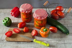 Domowe leczo na zimę – ten przepis na leczo z cukinii w słoikach warto znać