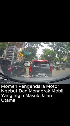 Momen Pengendara Motor Ngebut Dan Menabrak Mobil Yang Ingin Masuk Jalan Utama #short #otomotif