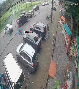 316K views · 2.6K reactions | #EN_VIDEO Así fue el suceso de hoy en La Fortuna de San Carlos, en el que un sospechoso de rapto colisionó con 2 carros de OIJ y otro vehículo particular. Primera nota que publicamos⬇️⬇️ https://www.facebook.com/share/v/C8jvo4TEfBPAjPaN/?mibextid=oFDknk | Edgar Chinchilla | Facebook