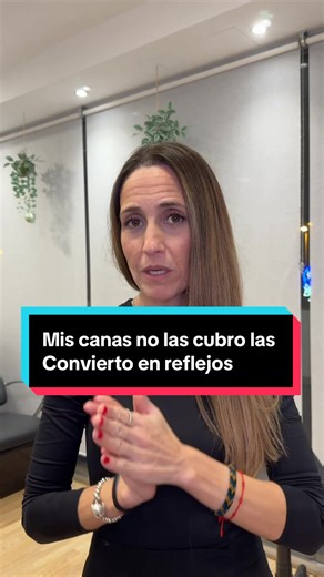 Durante muchos años hemos pensado que las canas había que cubrirlas. Con el tiempo aprendí a mirarlas desde otro enfoque: trabajarlas para aportar luz, brillo y naturalidad, sin alterar la base natural del cabello. Ahora bien, este tipo de trabajo no se puede aplicar en todos los casos.😔 No todas las canas ni todos los cabellos responden igual. Tiene un sistema, un criterio,y siempre es necesaria una evaluación previa para saber si es el enfoque adecuado o no. En el salón, para mí, lo más impor