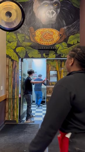 Another attempt. Another fail. 💪🍕The King Kong Challenge isn’t for the faint of heart, and this team found out the hard way. Watch the battle go down in the video 👇Ready to take on the Kong? We’re always accepting new challengers. | Chet & Matt's Pizza