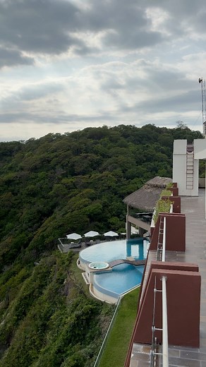 Las vistas desde mi balcón en el Hotel Pacífic King en Salchi, Oax. 🌴💚 #huatulcomio #oaxaca #mexico #travel #oaxtravel #playasdemexico | Huatulco Mío