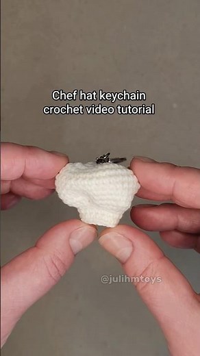 Crochet chef hat keychain video tutorial 👨🏻‍🍳🧶 #crochetchefhat #crochetkeychain #easycrochet
