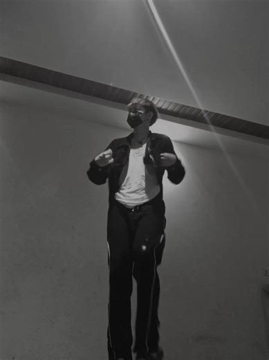 Ariana Grande's Everyday Vibes: Revisiting Old Trends