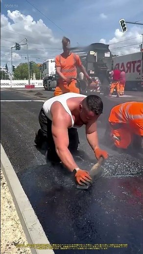 舗装の精密さ：手作業による新鮮なアスファルトの均一な仕上げ