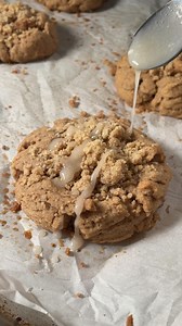 Coffee Cake Cookies inspired by Gilmore Girls! ☕ Made with real espresso and topped with cinnamon streusel — perfect for coffee breaks or binge-watching! @groovyfoodiess INGREDIENTS: Cookie Dough: ½ cup (1 stick) unsalted butter ½ cup vegetable oil 1 cup packed brown sugar 1 large egg 1 teaspoon vanilla extract 2½ cups all-purpose flour 2 tablespoons instant espresso powder 2 teaspoons ground cinnamon ½ teaspoon baking powder ½ teaspoon baking soda ½ teaspoon kosher salt Streusel: ½ cup all-purp