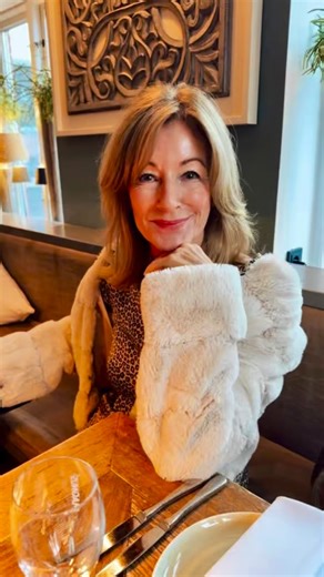 Tina Artz / CharismaLook on Instagram: "Werbung/ Anzeige. 🎄Me-Time in der Advents- und Weihnachtszeit? Zwischen all den To-dos wird die eigentlich besinnliche Zeit schnell zur Rush-hour des Jahres. Umso wichtiger ist es, sich bewusst kleine Pausen zu gönnen: Mein Mädels-Abend gehört unbedingt dazu! Aber genauso kleine, effektive Beauty-Rituale, die meine Haut verwöhnen und mir sichtbare Ergebnisse im Spiegel schenken. 🎄Die neue Weihnachts-Edition von @cocunat enthält genau das, was ich mir daf