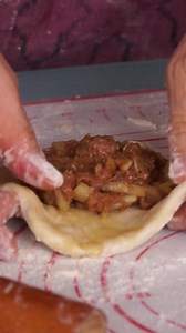 Galettes à la viande: feuilletées, croustillantes, rapidement dorées à la poêle puis cuites au four. https://youtu.be/wjkMa_TeNyo | Cooking with Morgane