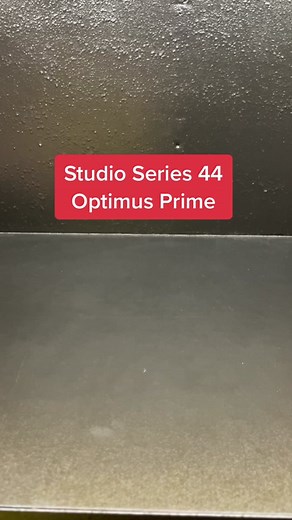 Transformed Optimus Prime Studio Series 44 - 10 Wheeler Convoy Truck