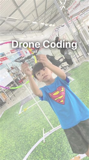 #น้องต้าเซียน Drone Coding Level 2 แล้วคร้าบ! ✨😎💻✈️ ต่อยอดจากพื้นฐาน สู่การควบคุมโดรนที่ท้าทายมากขึ้น! 📏 เรียนรู้การวัดระยะทางจริง ด้วยไม้บรรทัดหรือสายวัด 💻 นำค่าระยะมาประยุกต์ใช้ในการเขียนโค้ดควบคุมการเคลื่อนที่ของโดรน 🧠 ฝึกทำภารกิจบินอัตโนมัติด้วยเงื่อนไขอย่างง่าย (Conditional Flight) 🎯 พัฒนาทักษะการคิดวิเคราะห์ แก้ปัญหา และความแม่นยำในการบิน ยกระดับจากผู้เริ่มต้น สู่การเป็นนักบินโดรนอัจฉริยะตัวจริง! 🌟 พร้อมให้เด็ก ๆ สนุกกับการเรียนรู้เทคโนโลยีอย่างสร้างสรรค์ #DroneCoding #CodingForKids