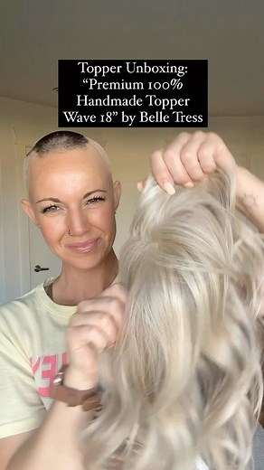 📣Listen up all you topper lovers! 🥰 This is the “Premium 100% Handmade Topper Wave 18” by Belle Tress. I am featuring this in the colour Cream Soda Blonde. 💛🤍 Here is what you should know: 🤍100% handtied on to a monofilament top 🤍no lace front 🤍4 pressure sensitive clips 🤍heat defiant fibres 🤍16” on the sides 🤍18” at the back 🤍good for early to mid stages of hairloss 🤍not ideal for a receding hairline as you will need some bio hair in the front to blend with the topper I love how lig