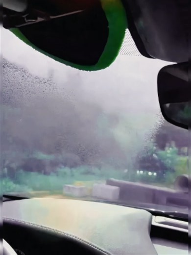車のフロントガラス内側を簡単に掃除する方法と便利グッズ