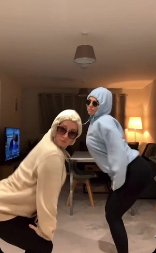 Frogs Dancing on a Friday Night | Crazy Frog Dance