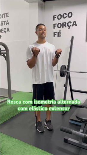 Alternating isometric curl with elastic extender - Prof. Matheus Gomes