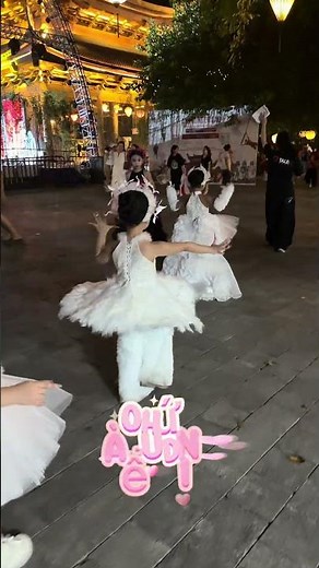 Bé PHAN NGỌC MINH ANH tham gia show diễn Việt Nam iconic runway tại Ninh Bình