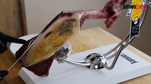 Una de las principales dificultades a la hora de cortar la paleta en casa, es el hueso omóplato o abanico. Hoy Roberto González Santalla - corteacuchillo.com nos mostrará las técnicas y trucos de corte para salvar este hueso de forma óptima y rentabilizar así, nuestra paleta al máximo. Con este último vídeo damos por finalizada esta serie específica de corte de paleta. ¡Esperamos que os haya gustado! Os deseamos todo lo mejor para el 2021 ¡Feliz Año Jamón Lovers! 🎊🎉🥂 Gracias Jamones García Mi