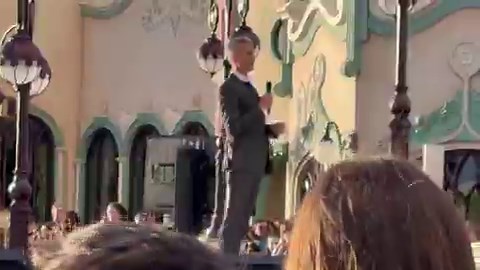 Pauvre Josh qui, après 2 semaines en tant que CEO, veut recentrer la boite sur la créativité et le storytelling, doit ouvrir son premier gros projet qui, bien que magnifique, n’a ... absolument pas de storytelling ☠️