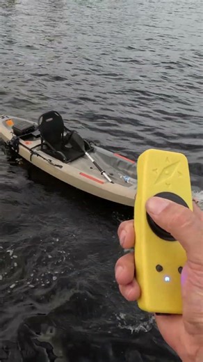 No One Is in the Kayak… But It’s Turning 🤯