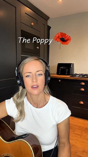 🎤The Poppy (by Paul Hunter) #singer #music #poem #remembrancesunday #ww1 #ww2 #lwf #acoustic #acousticmusic | Robyn Keen Music