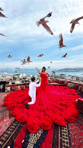 Photo and video shooting with our valuable guest A magical proposal above the Bosphorus… Surrounded by Istanbul’s endless skyline and the dance of seagulls, this moment felt like a scene from a dream. Love, wind, laughter — everything came together perfectly. Here is one of the most unforgettable marriage proposal shoots I’ve captured in Istanbul. ❤️ Dm for booking @Romina.m