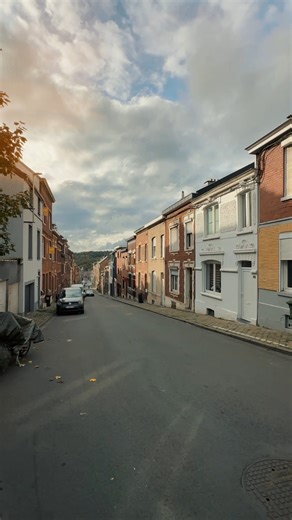 𝗔 𝗩𝗘𝗡𝗗𝗥𝗘 📍à Dison (Verviers) Allen Keapler & Partners à le plaisir de vous présenter cette maison, idéale pour une personne seule, un couple ou un premier investissement. Charmante et entièrement rénovée avec goût et soin, elle offre une ambiance chaleureuse et contemporaine. L’extérieur, à aménager selon vos envies, complète parfaitement ce bien prêt à être habité ou mis en location. 💻 Retrouvez plus d’informations sur notre site: https://bit.ly/3Y1XTPQ N’hésitez pas à nous contacter p