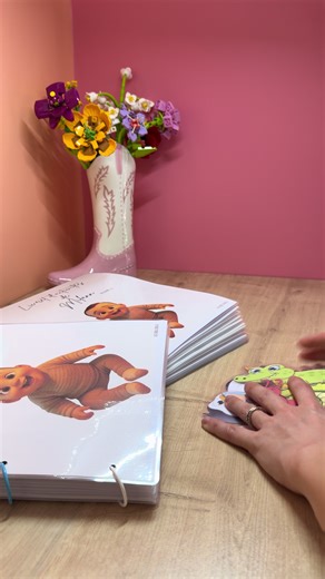 Une nouvelle commande toute prête à partir… et comme toujours, chaque page a été pensée avec soin, découpée, assemblée et vérifiée une par une 🫶 J’adore imaginer l’enfant qui va ouvrir ce livret, découvrir les petites pièces, scratcher tout, jouer, apprendre… C’est la plus belle partie de mon travail 💛 Merci à chaque parent, chaque mamie, chaque tata qui me fait confiance pour créer quelque chose d’unique pour leurs petits trésors. Direction la poste pour un nouveau sourire ! 📦✨ #commandeclie