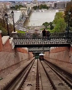 50K views · 2.5K reactions | Funicular de Budapest, Hungría. : heathervictoria_ | Rock The Traveller | Facebook
