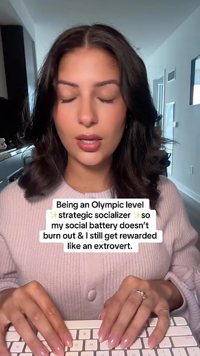 Emily Durham on Instagram: "Introverts, meet strategic socializing! As an introvert, putting yourself out there at work can sometimes feel draining. But you don’t have to sacrifice your energy to gain visibility! 🤝💼 1. Socialize the most online (Slack, Teams etc). This takes less energy but still gets your name out there. 2. Only attend socials with high ROI (is your manager there? is an exec there?) 3. Say hi to everyone, ask how they are, and the EXIT the convo so it stays short. You don’t n