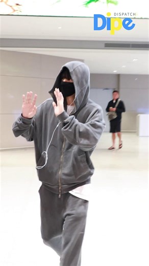 It doesn’t matter what he wears—even in a tracksuit, V is V 😎🔥 #BTS #V #kpop #dispatch Get a Free K-pop Postcard :👉https:// www.dipebeta.app/ | dispatch news