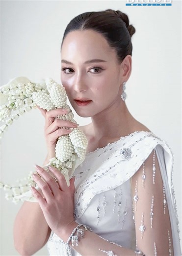 ละไมราวแสงแรกของวัน แฟชั่นเซ็ตชุดแต่งงานของ “บี น้ำทิพย์” ถ่ายทอดความงดงามของเจ้าสาวผ่านชุดสีขาวบริสุทธิ์ ดีไซน์ที่โอบรับความอ่อนโยน ผสานงานดีเทลอันประณีตทุกอณู 💍💎 . #BrideMagazine #bridemgazineofficial #บีน้ําทิพย์ #ดารา ##ชุดไทย . สนใจหนังสือlnbox สั่งจองมาได้ทางเพจ Bride Magazine . ติดตามข่าวสารพร้อมอัพเดตเทรนด์ชุดแต่งงานและเคล็ดลับดีๆได้ทาง FB : Bride Magazine IG : bridemagazine_official TikTok : Bride Magazine . สนใจลงโฆษณา คุณเจน 089-233-3382 หรือ lnbox มาทาง FB : Bride Magazine