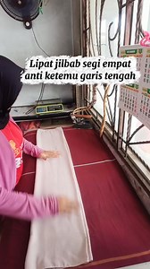 Cara melipat jilbab segiempat agar tidak ketemu garis di tengah,biar gak bingung tonton sampai selesai ya. #tipslaundry #laundry #edukasi #tutorial #laundryrumahan #tukanglaundry | Dwi Anjariah