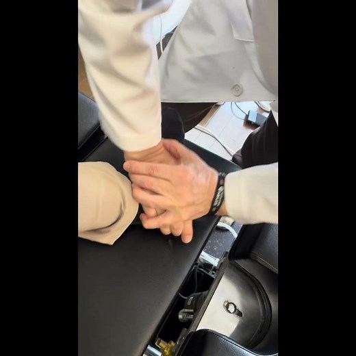 第5中足骨基部〜立方骨にピンポイント圧痛片足荷重で外側が乗りにくい／逃げる外反（回内）時に痛み増悪、軽い回外で楽 • 足関節背屈＋外反で引っかかり感多くは「立方骨の底側・外側への落ち込み」パターン