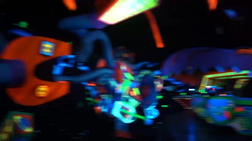 Concernant le show de Buzz Lightyear Laser Blast après réhab : certaines cibles enfin restaurées et réactives et décors rafraîchis ! 😍 Mais... déjà des cibles HS dès le premier jour et des éléments de décors cassés. DLP, on recommence quand la prochaine ? 🚀🤦‍♂️ | Dphile