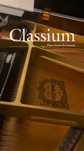 𝙲𝚕𝚊𝚜𝚜𝚒𝚞𝚖 클래시움 ꨄ | ✜ 부산 성인 피아노 레슨 ✜ 공연 ✜ 렌탈스튜디오 ✜ on Instagram: "𝄡 𝑪𝒍𝒂𝒔𝒔𝒊𝒖𝒎 클래시움 부산 수영구, 따뜻한 햇살과 음악이 속삭이는 [클래시움]은 피아노 레슨과 하우스콘서트, 클래식 모임, 그리고 특별한 순간을 위한 대관까지, 음악과 감성이 만나는 작은 유럽 감성의 문화 공간입니다. 피아니스트의 손길이 가득 담긴 아기자기한 공간에서 피아노 앞에 앉아 한 음 한 음을 느끼고, 작은 모임에서 클래식의 여운을 나누며 때로는 마음을 담은 연주로 하루를 채울 수 있어요. _𝑪𝒍𝒂𝒔𝒔𝒊𝒖𝒎 𝄞 𝄞 Classic + Auditorium (공연) 𝄞 Classic + Forum (모임) 𝄞 Classic + Studium (공부) _______________________________________________ ☁️ 입시, 성인 취미 피아노 레슨 (1:1 / 1:N) ☁️ 입시, 콩쿨, 
