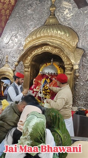 𝕭𝖆𝖜𝖊 𝖂𝖆𝖑𝖎 𝕸𝖆𝖙𝖆 𝕺𝖋𝖋𝖎𝖈𝖎𝖆𝖑 🙏❤️ on Instagram: "*🙏 ll ॐ ऐं ह्रीं क्लीं चामुण्डायै विच्चे ll 🙏🏻** *🙏 माँ भगवती आप पर और आपके परिवार पर अपनी कृपा बनाये रखे** *🕉️🌹🕉️जय माता दी🕉️🌹🕉️** *॥ ॐ जयंती मंगला काली भद्रकाली कपालिनी दुर्गा क्षमा शिवा धात्री स्वाहा स्वधा नमोस्तुते॥* **मां बावे वाली के आज के दर्शन** *🕉29~12~2025🕉️* *सर्व मंगल मांगल्ये शिवे सर्वार्थ साधिके। शरण्ये त्र्यम्बके गौरी नारायणी नमोस्तुते।।** 🌺🌺💐🌹🌹🌹🌹🌹🔱"