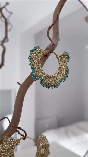 Azunudo on Instagram: "Transformando unos aros antiguos en una pieza de artesanía, solo con hilo y algunos abalorios. Proyecto fácil y rápido a crochet. Calendario de adviento - Día 16 Crochet hop earrings #crochet #fashionhack #handmadejewellery #hazlotumismo #ideasregalos"