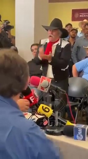 A quien están protegiendo? Así reclamo un campesino a representantes de gobierno durante una mesa de diálogo en #tlaquepaque por los bloqueos de carreteras nacionales. Usted vea y juzgue #AlertaValles #Viral #Nacional | Alerta Valles