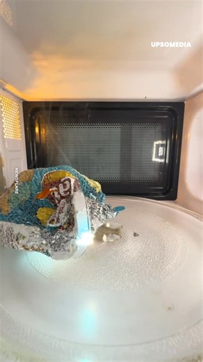 Voilà ce qui se passe quand tu mets du papier aluminium au micro-ondes 🤯 | Positif